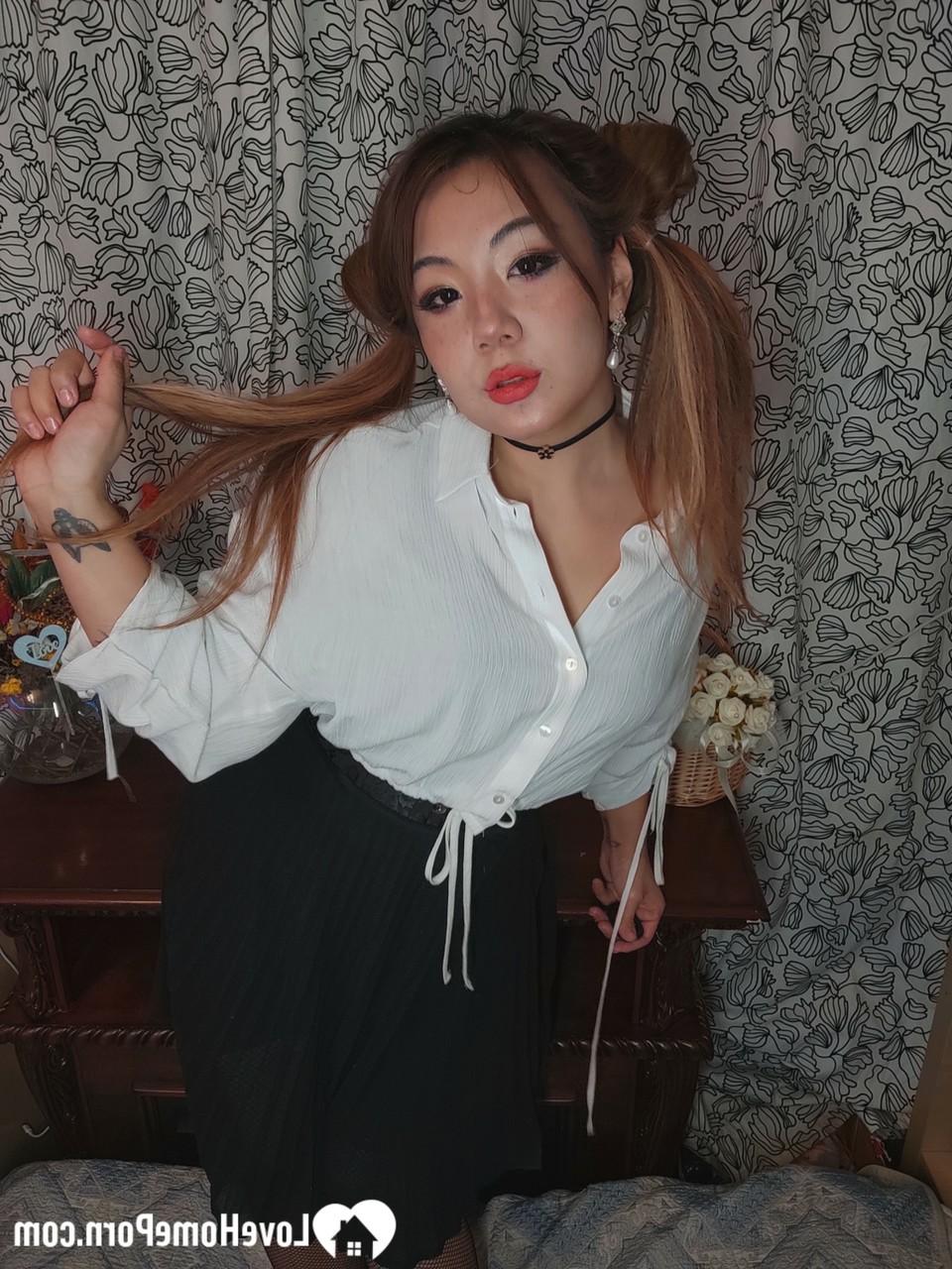 20P Belleza asiática traviesa masturbándose con corsé y medias de nailon