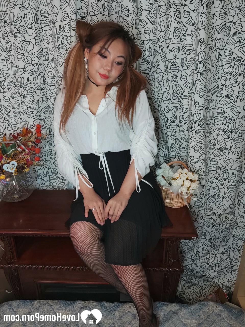20P Belleza asiática traviesa masturbándose con corsé y medias de nailon