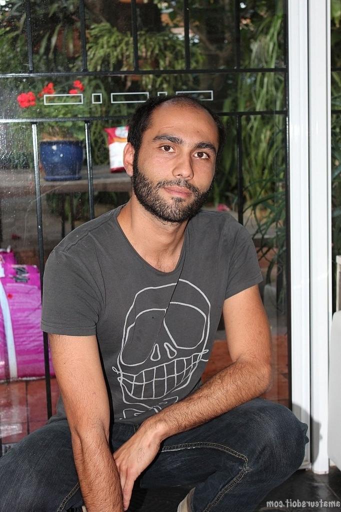 20P Peludo gay ébano Taylor Switch se despindo e se masturbando no sofá