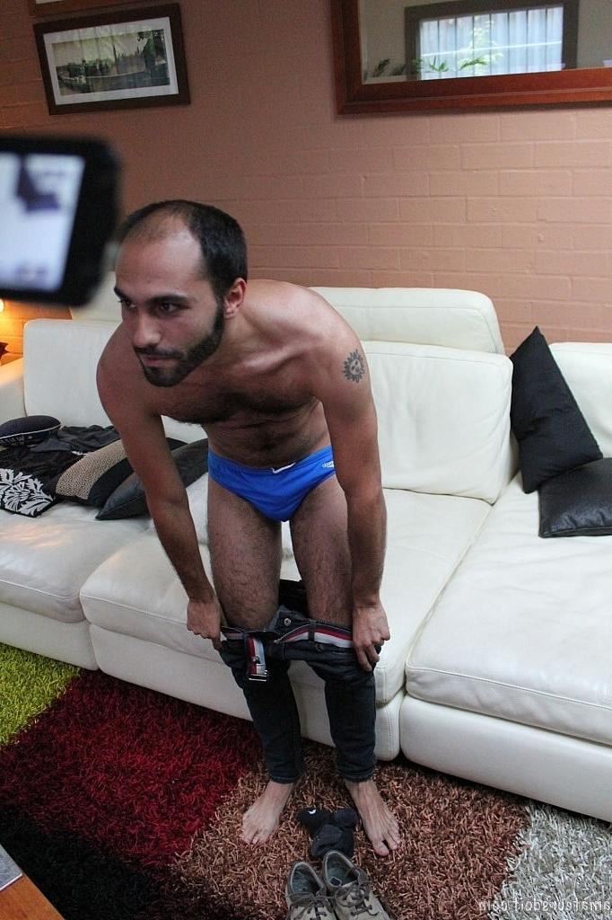 20P Peludo gay ébano Taylor Switch se despindo e se masturbando no sofá