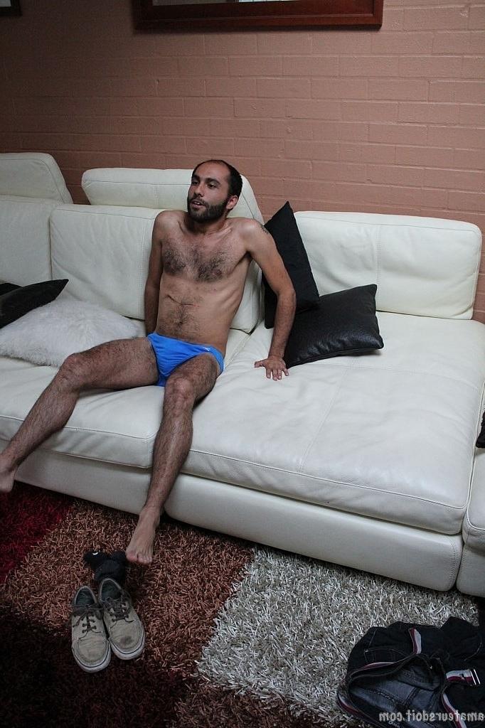 20P Peludo gay ébano Taylor Switch se despindo e se masturbando no sofá