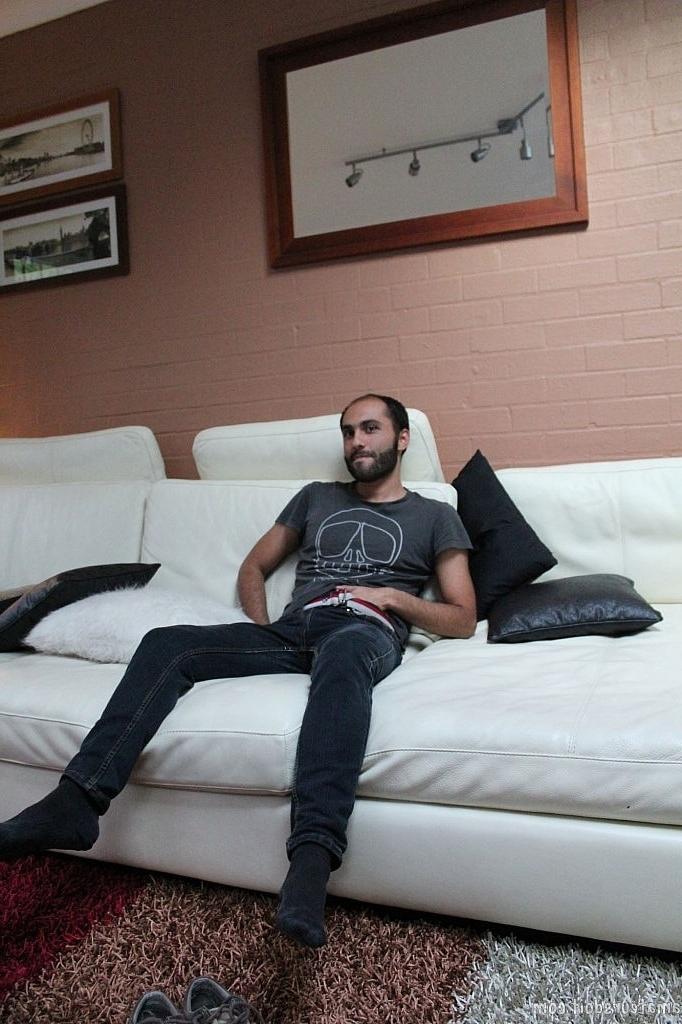 20P Peludo gay ébano Taylor Switch se despindo e se masturbando no sofá