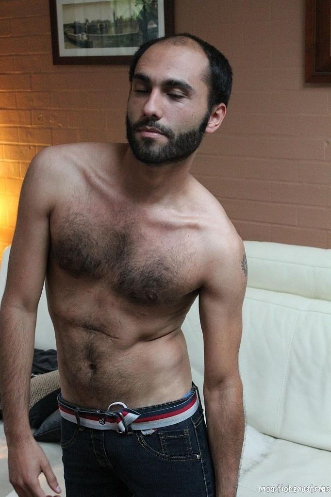 20P Peludo gay ébano Taylor Switch se despindo e se masturbando no sofá