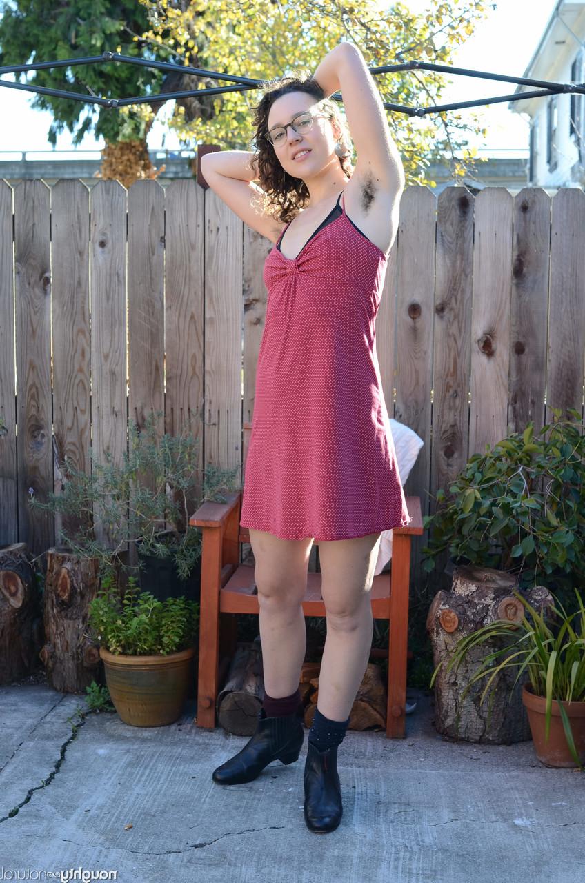 20P Namorada excitada Lilith Luxe tira o vestido vermelho e esfrega seu molusco espesso
