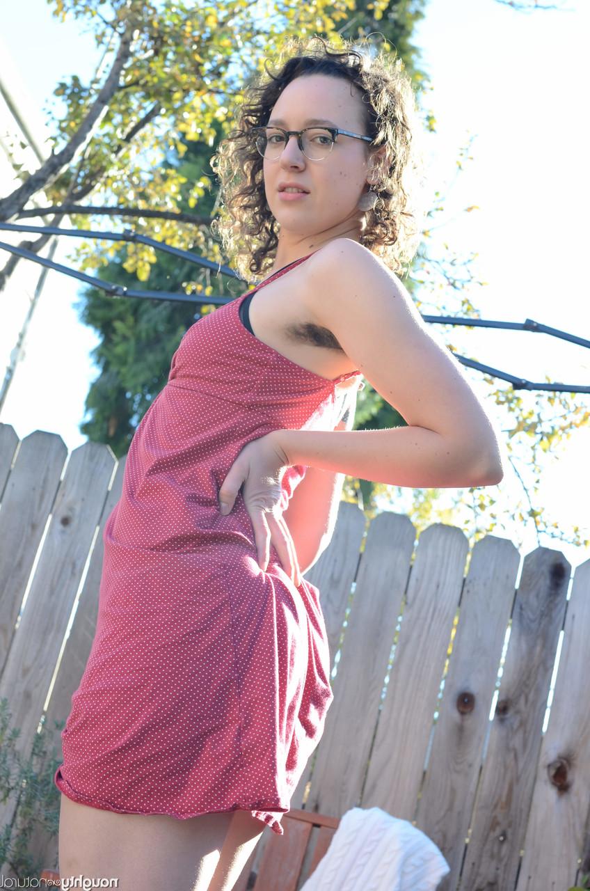 20P Namorada excitada Lilith Luxe tira o vestido vermelho e esfrega seu molusco espesso