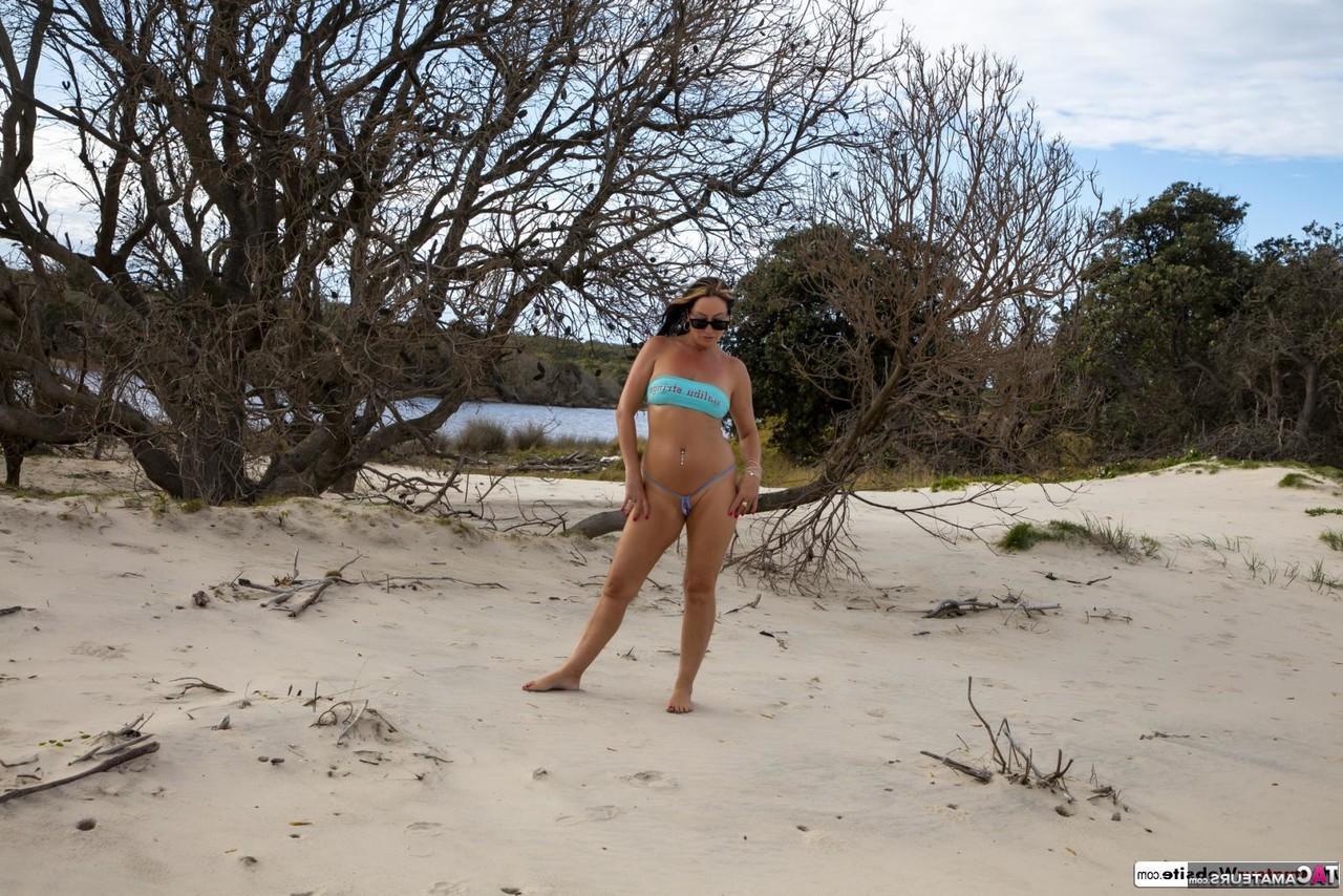 16P Morena MILF Roxeanne fica completamente nua durante ação solo na praia