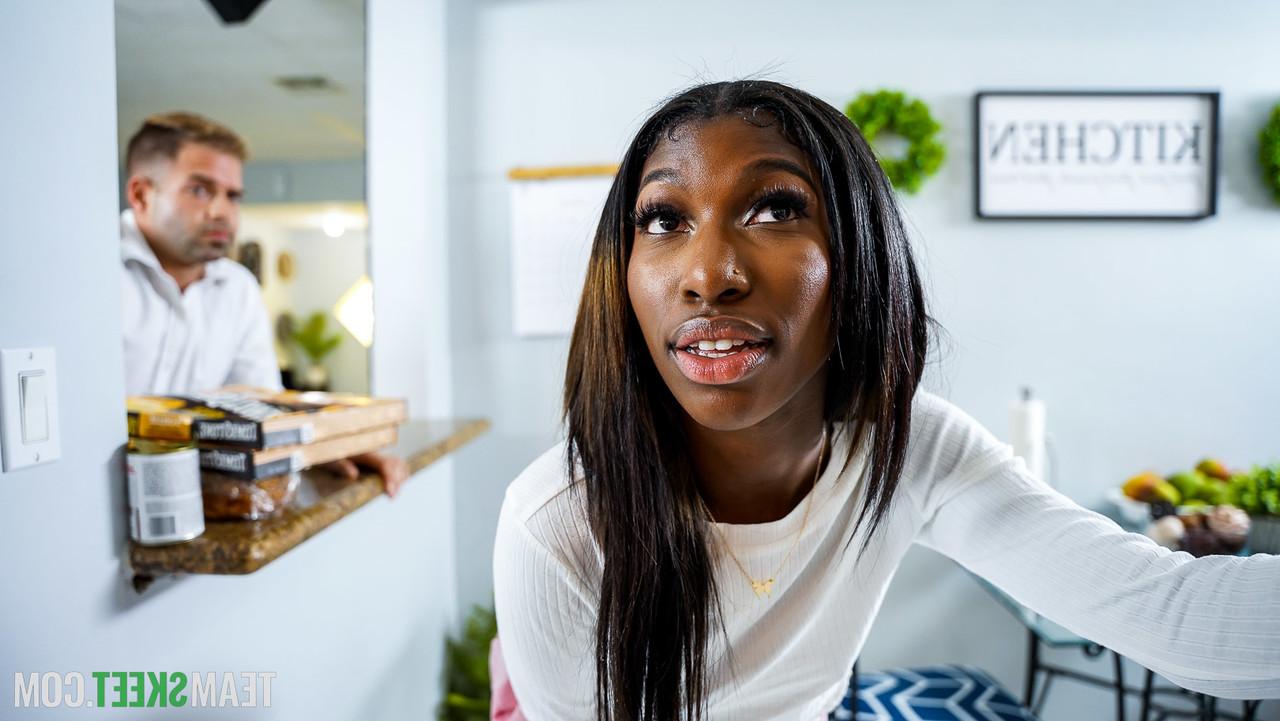 20P Das hübsche Ebenholzbaby Tina Star genießt wilden Interracial-Sex mit einem gut bestückten Kerl