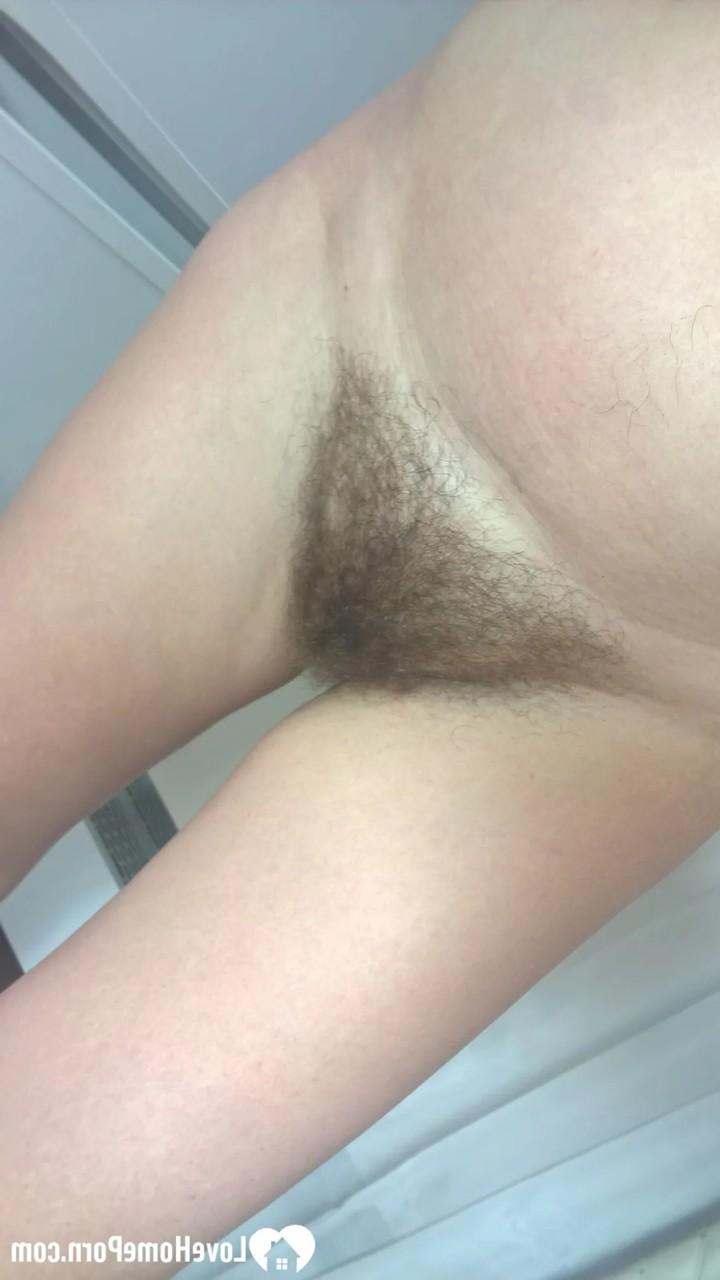 17P Mãe ruiva posa nua e brinca com seus peitos grandes e sua vulva espessa