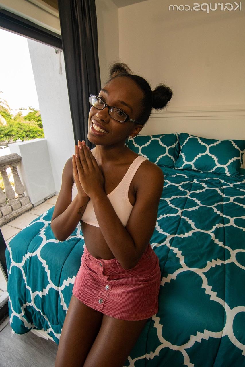 20P La belle black Lacey London apprécie le sexe interracial en POV et prend une éjaculation.