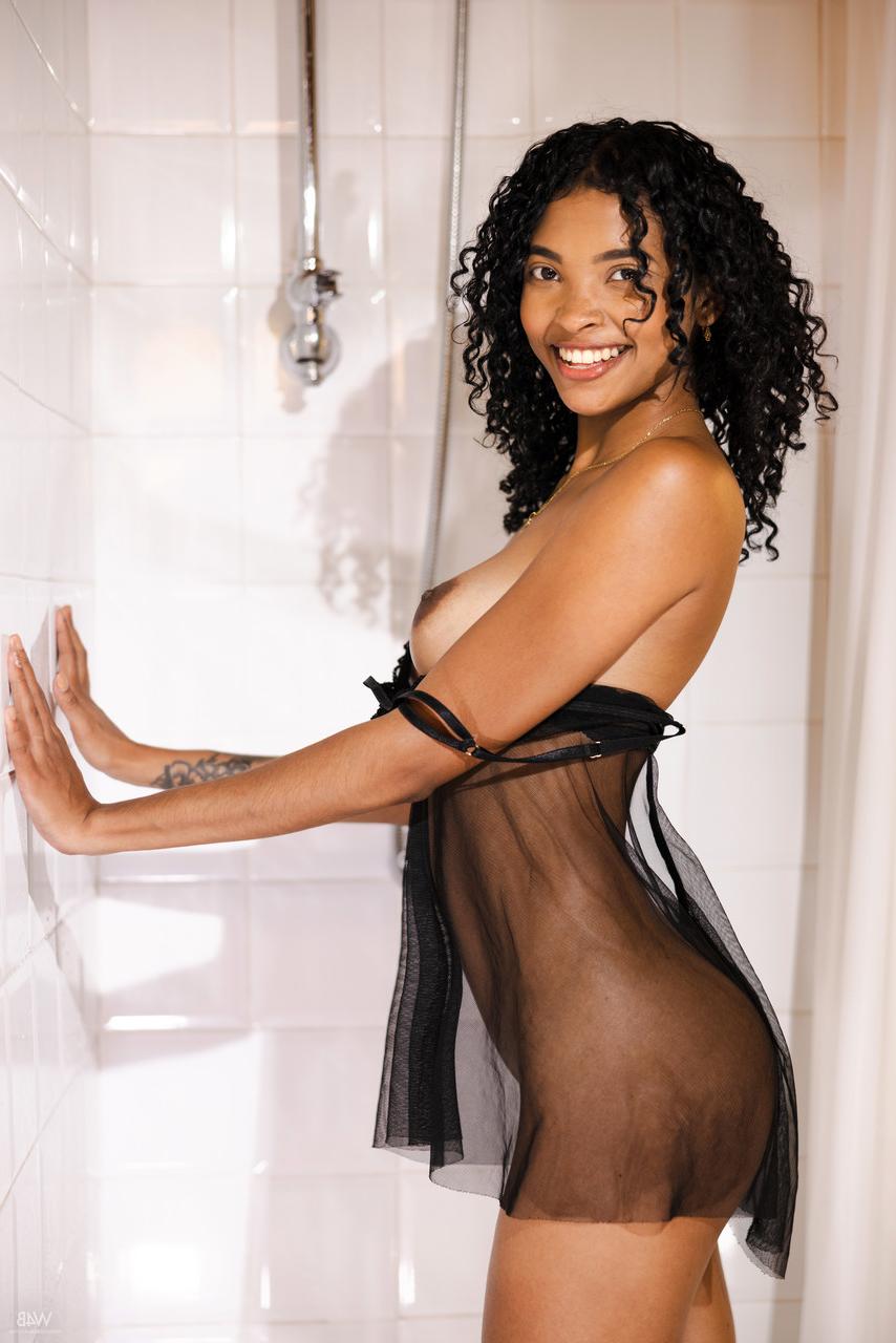 20P Barbie adolescente latina exótica posa em sua lingerie transparente e brinca com seus peitos
