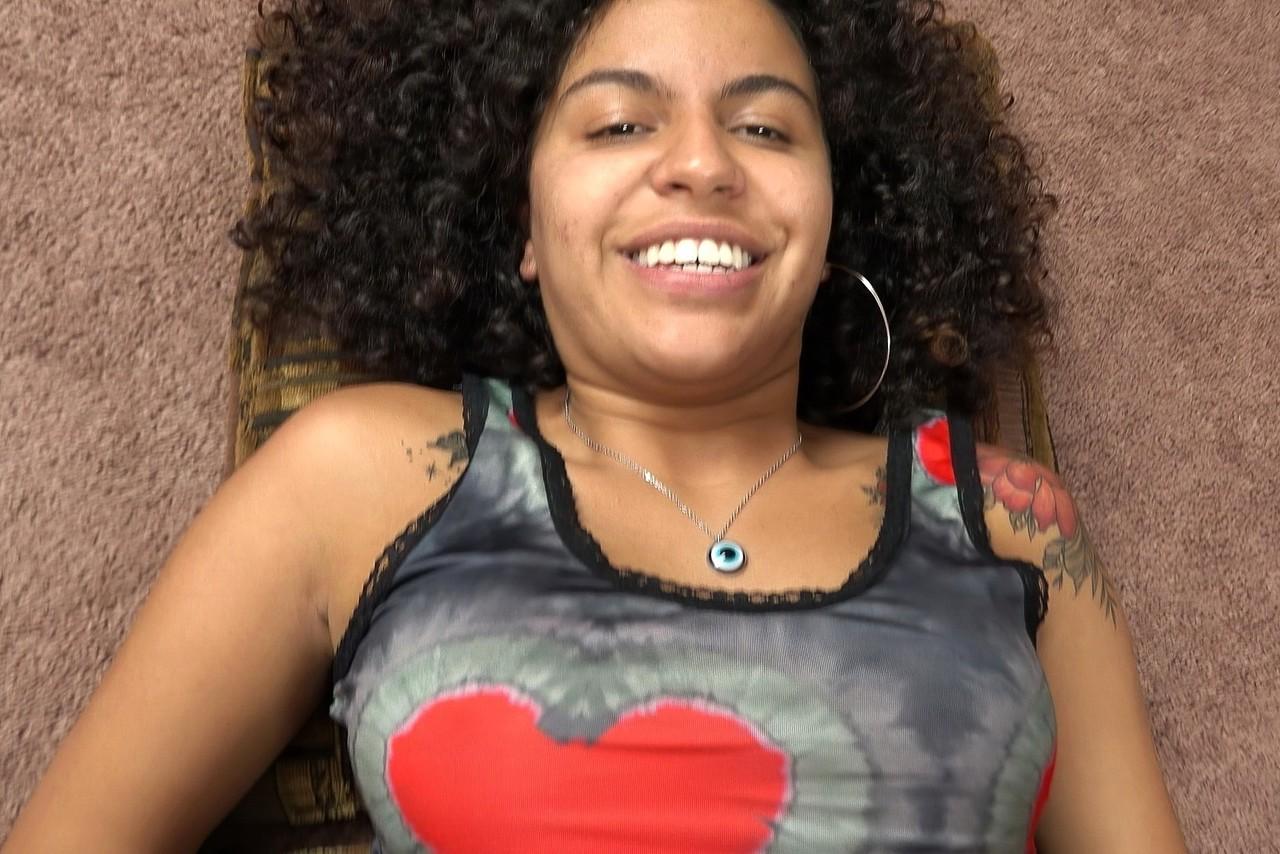 20P A adolescente americana Alix Avery se masturba antes de fazer sexo interracial POV