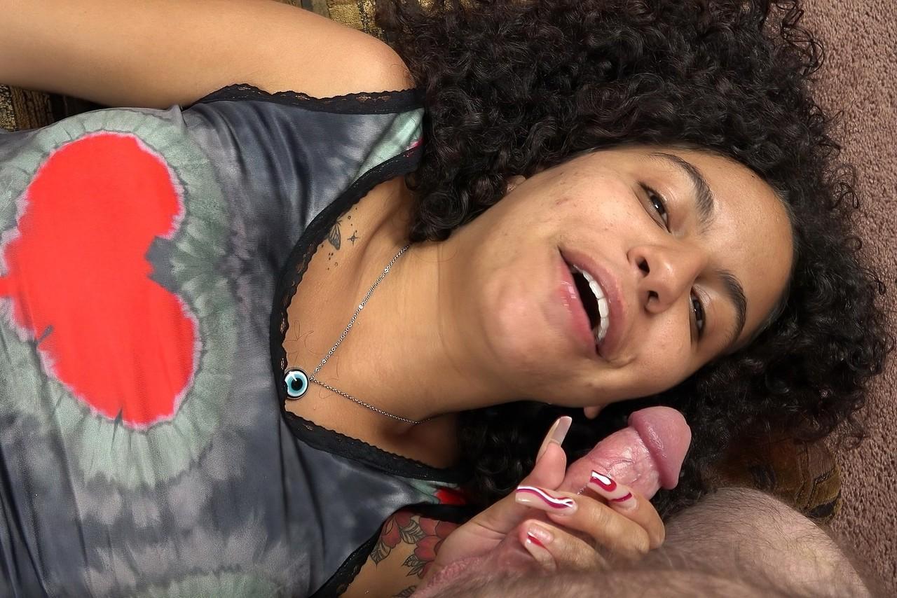20P A adolescente americana Alix Avery se masturba antes de fazer sexo interracial POV