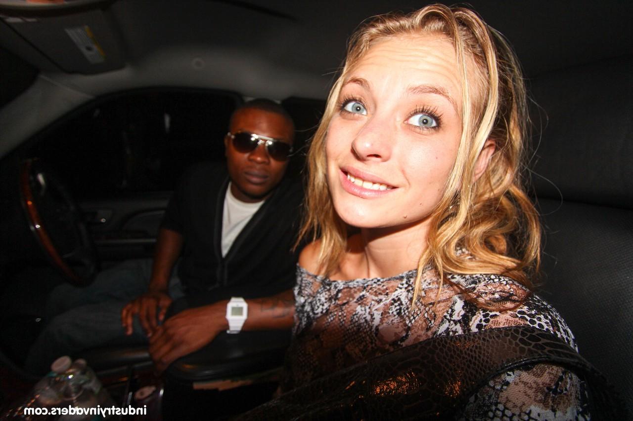 20P La MILF rubia Natasha White de rodillas adorando una monstruosa polla negra