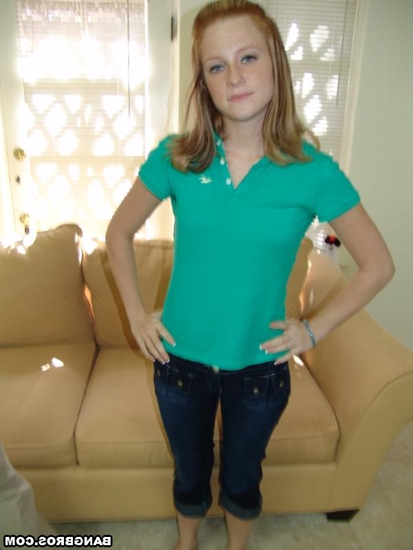 20P Linda adolescente ruiva Amber mostra seu regalo e dá um lindo boquete
