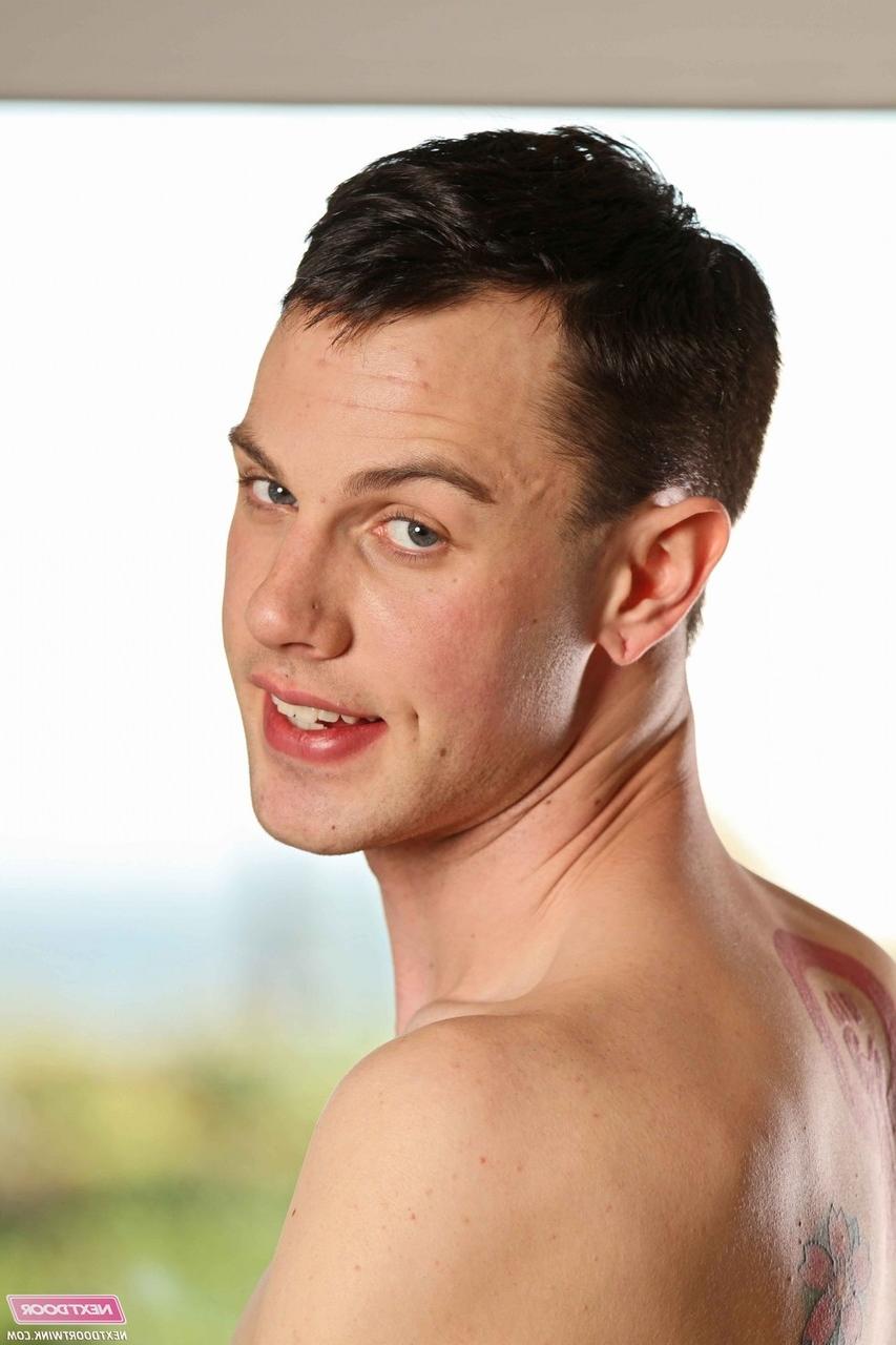 20P Les gays américains George Miles et Tyler Banks se chevauchent la bite