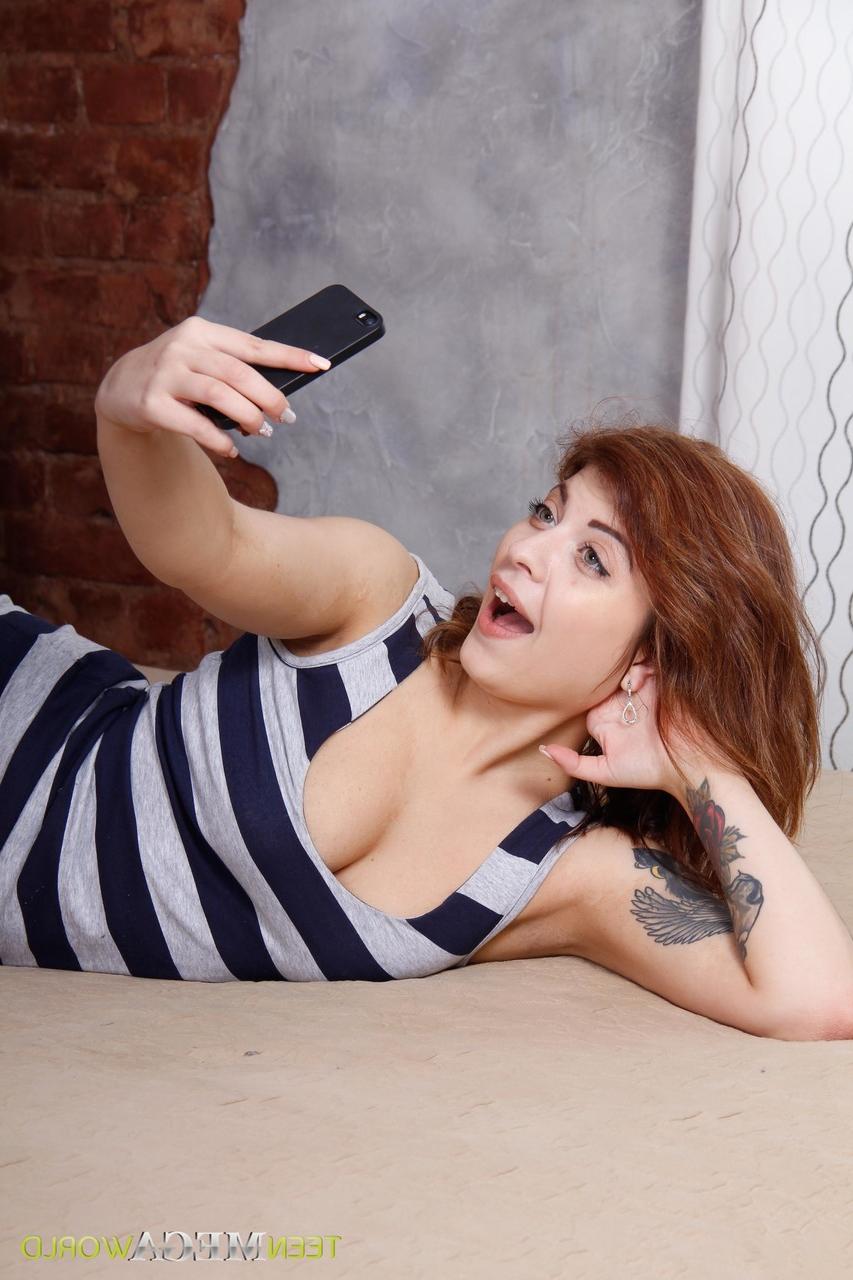 20P La jeune coquine Rebecca Rainbow à ses côtés jouant avec sa chatte et son gros butin.