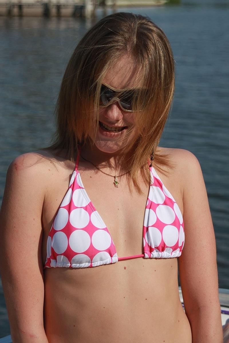 20P Une ado amateur sexy exhibe ses fesses en bikini lors d'une promenade en bateau