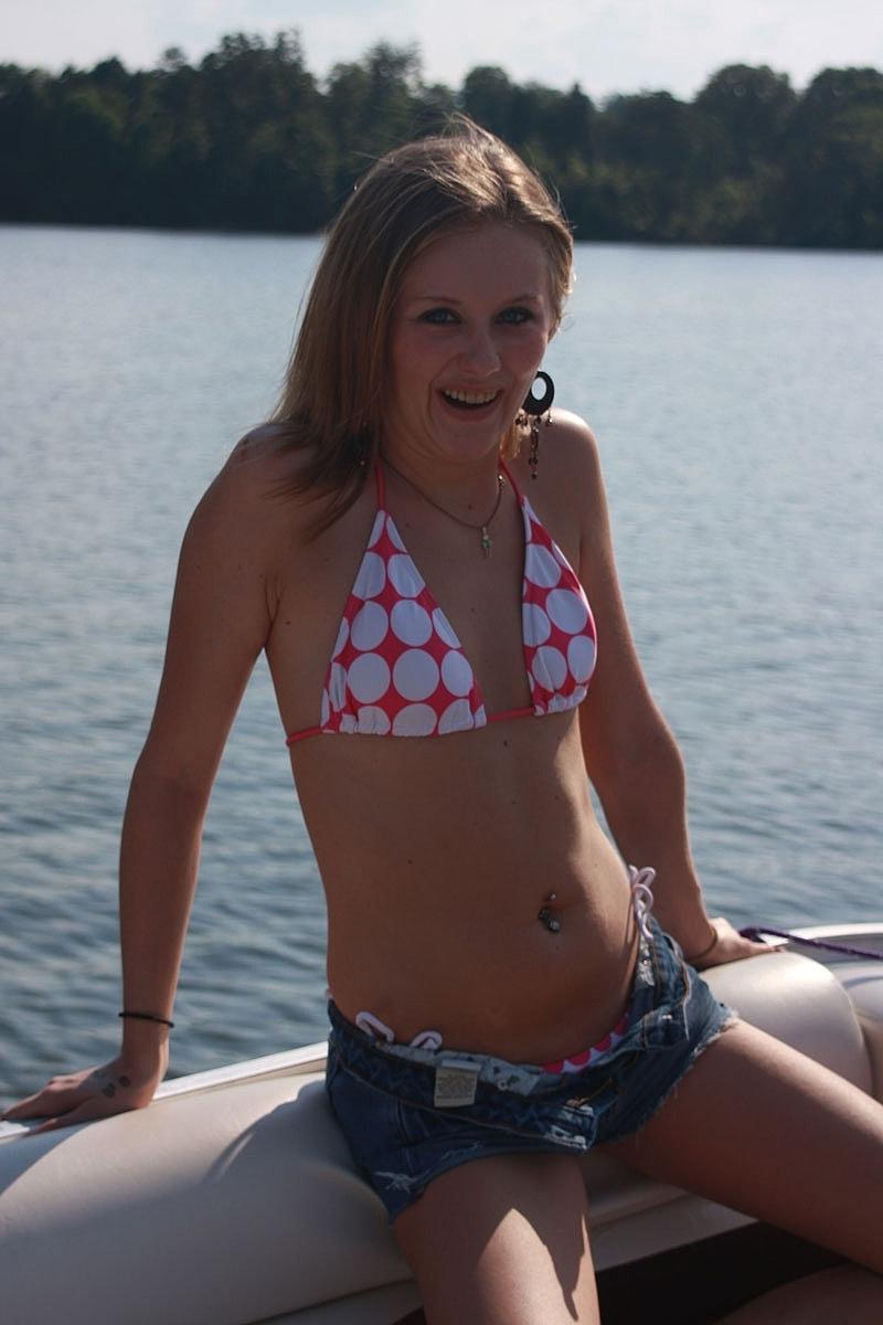 20P Une ado amateur sexy exhibe ses fesses en bikini lors d'une promenade en bateau