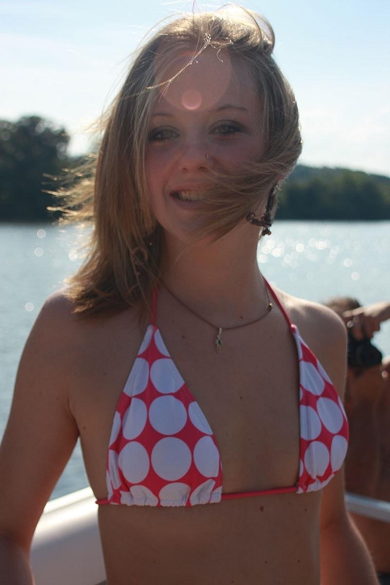 20P Une ado amateur sexy exhibe ses fesses en bikini lors d'une promenade en bateau