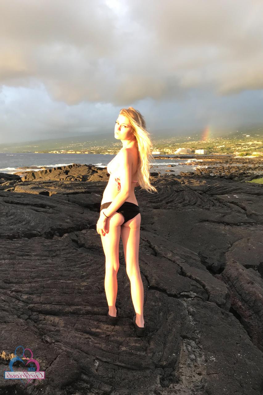 20P A gata sexy Chloe Foster mostra seu pequeno corpo nu ao ar livre durante as férias