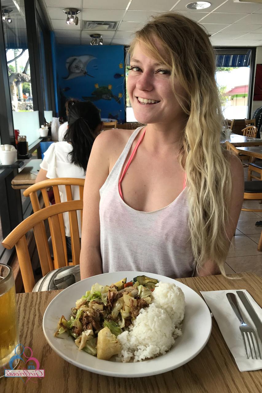 20P A gata sexy Chloe Foster mostra seu pequeno corpo nu ao ar livre durante as férias