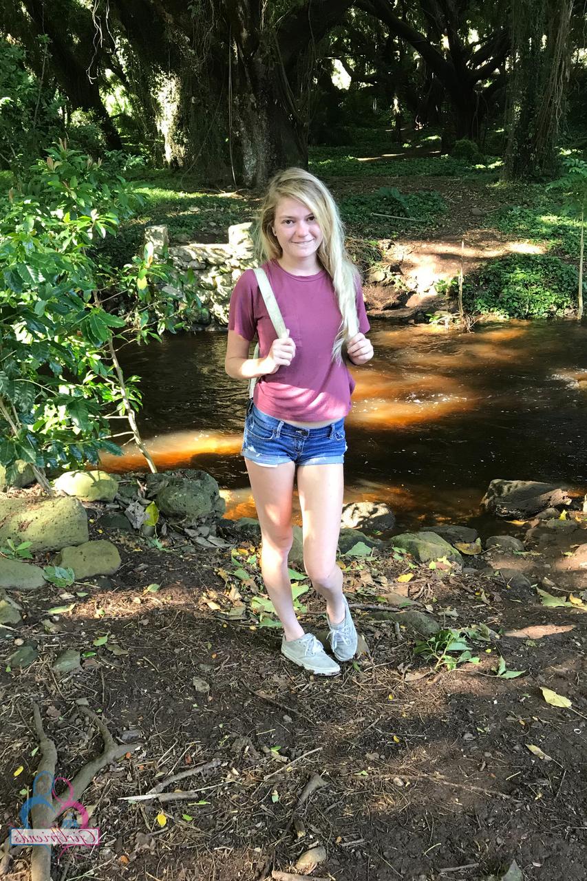 20P A gata sexy Chloe Foster mostra seu pequeno corpo nu ao ar livre durante as férias