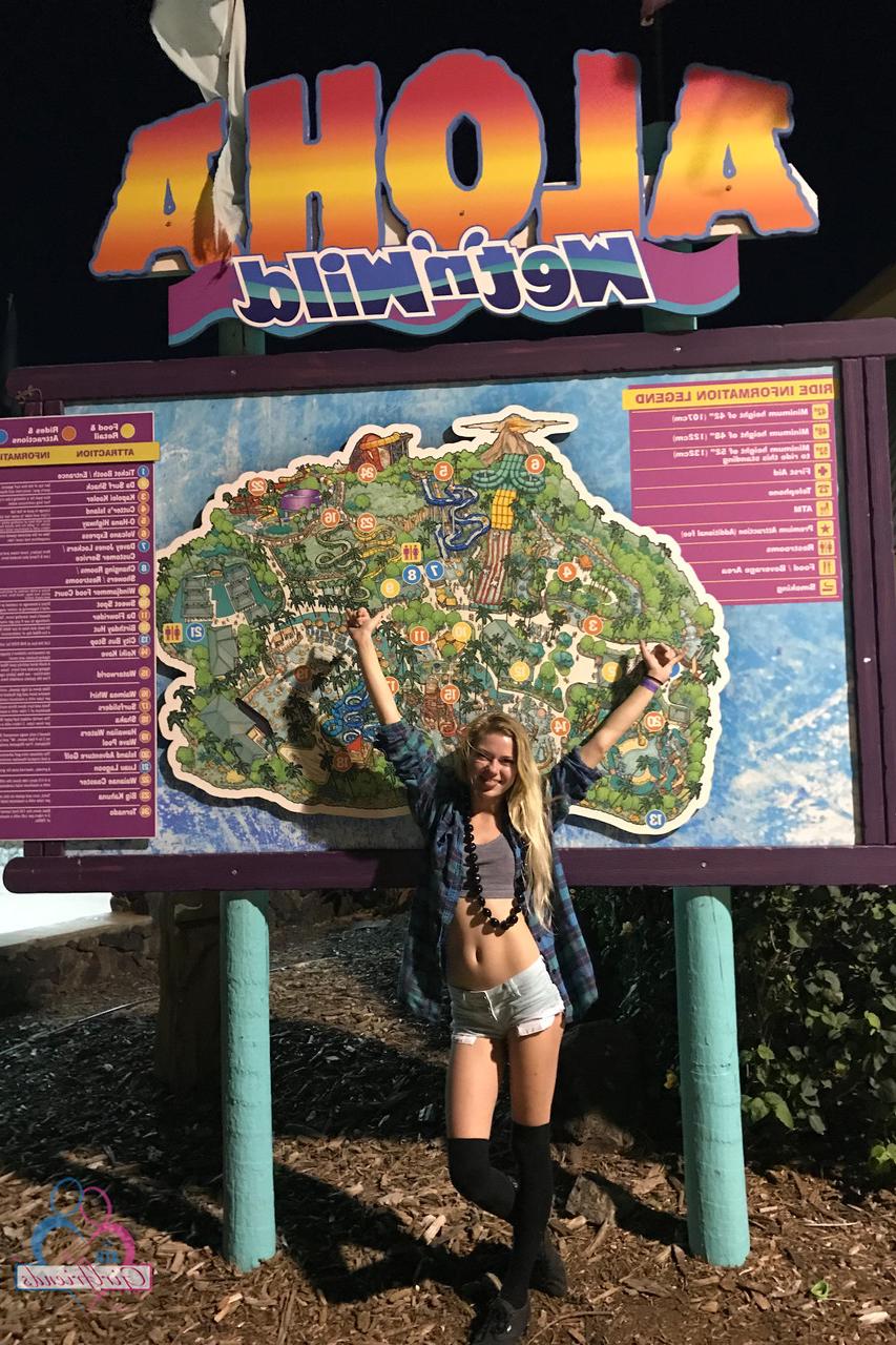 20P A gata sexy Chloe Foster mostra seu pequeno corpo nu ao ar livre durante as férias
