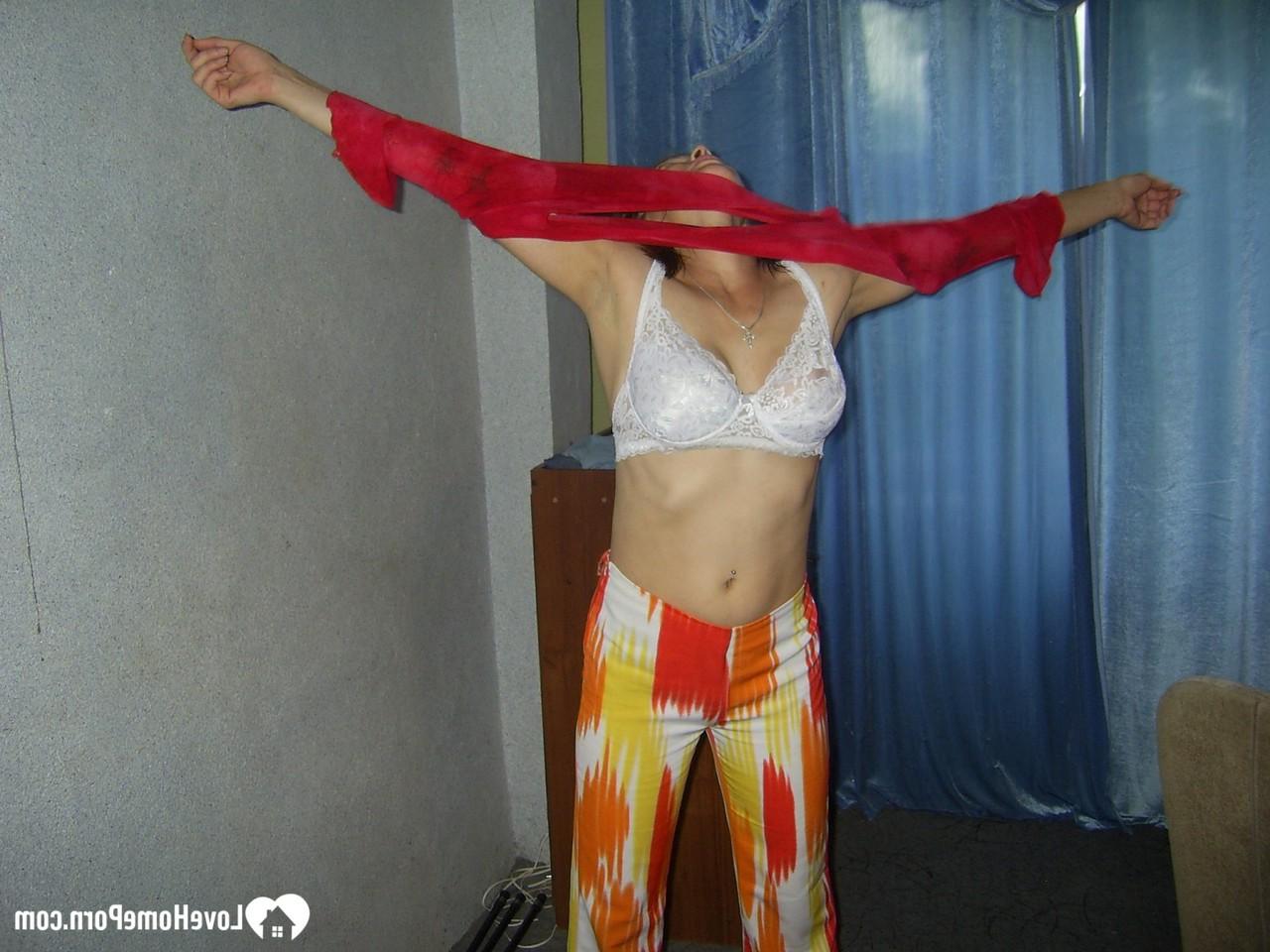 20P Americana morena se lava el cuerpo con curvas antes de ponerse la ropa