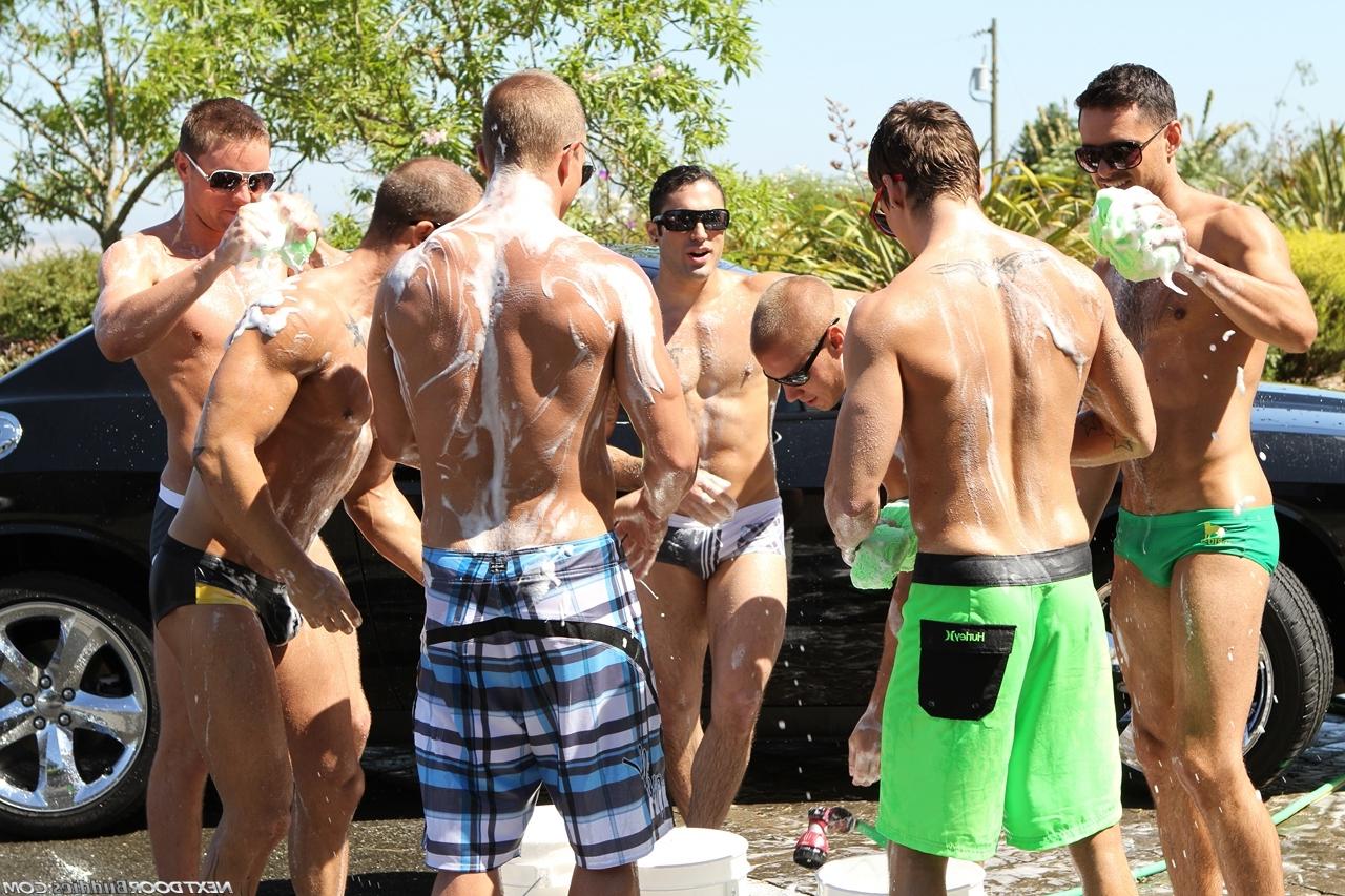 20P Des mecs gays musclés ont des relations sexuelles en groupe sauvages avec des garçons de lavage de voiture bien dotés