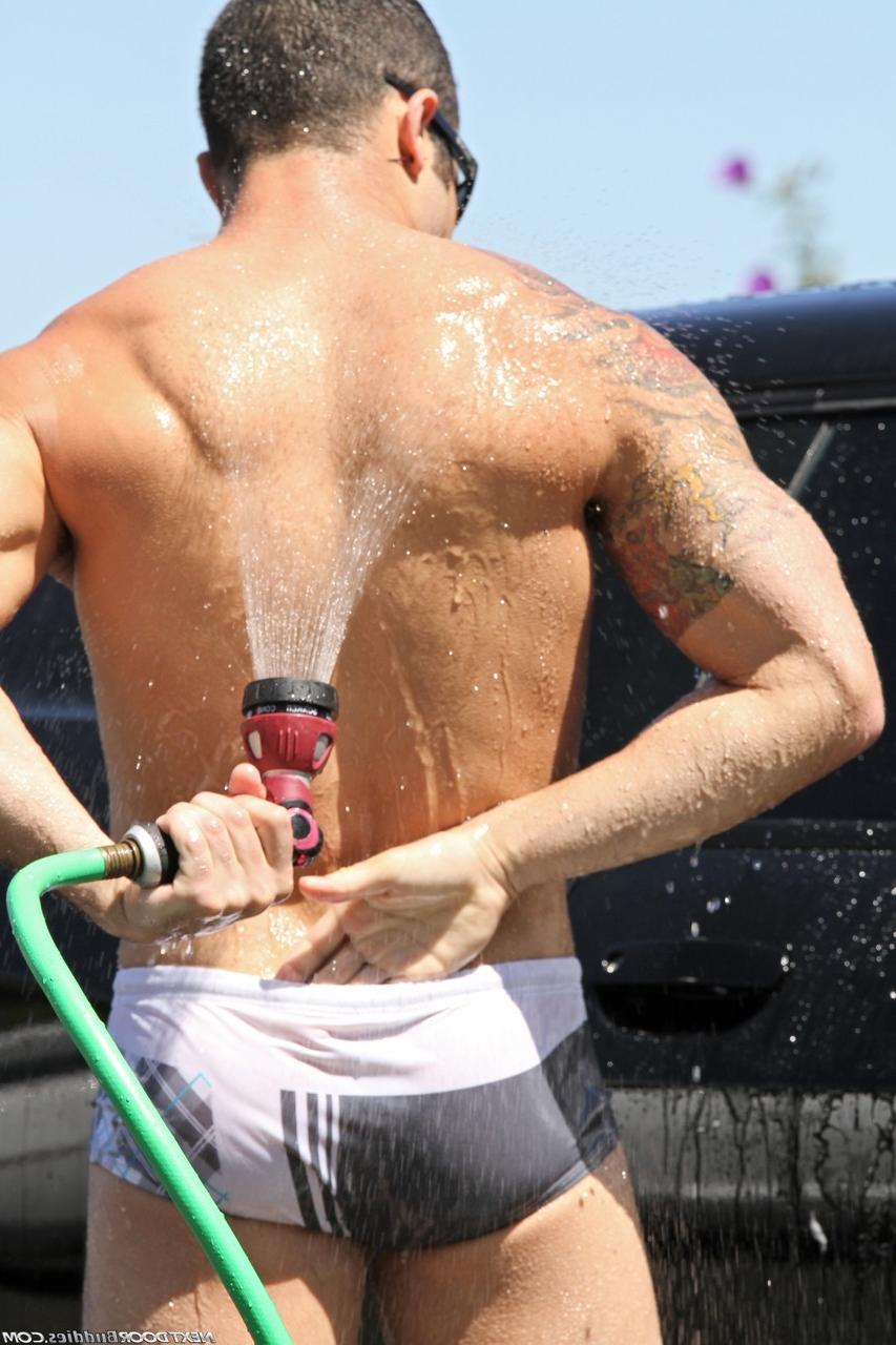 20P Des mecs gays musclés ont des relations sexuelles en groupe sauvages avec des garçons de lavage de voiture bien dotés