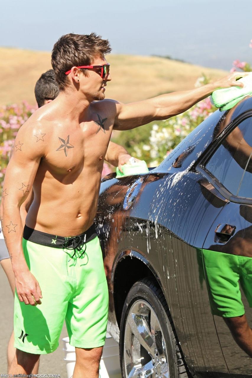 20P Des mecs gays musclés ont des relations sexuelles en groupe sauvages avec des garçons de lavage de voiture bien dotés