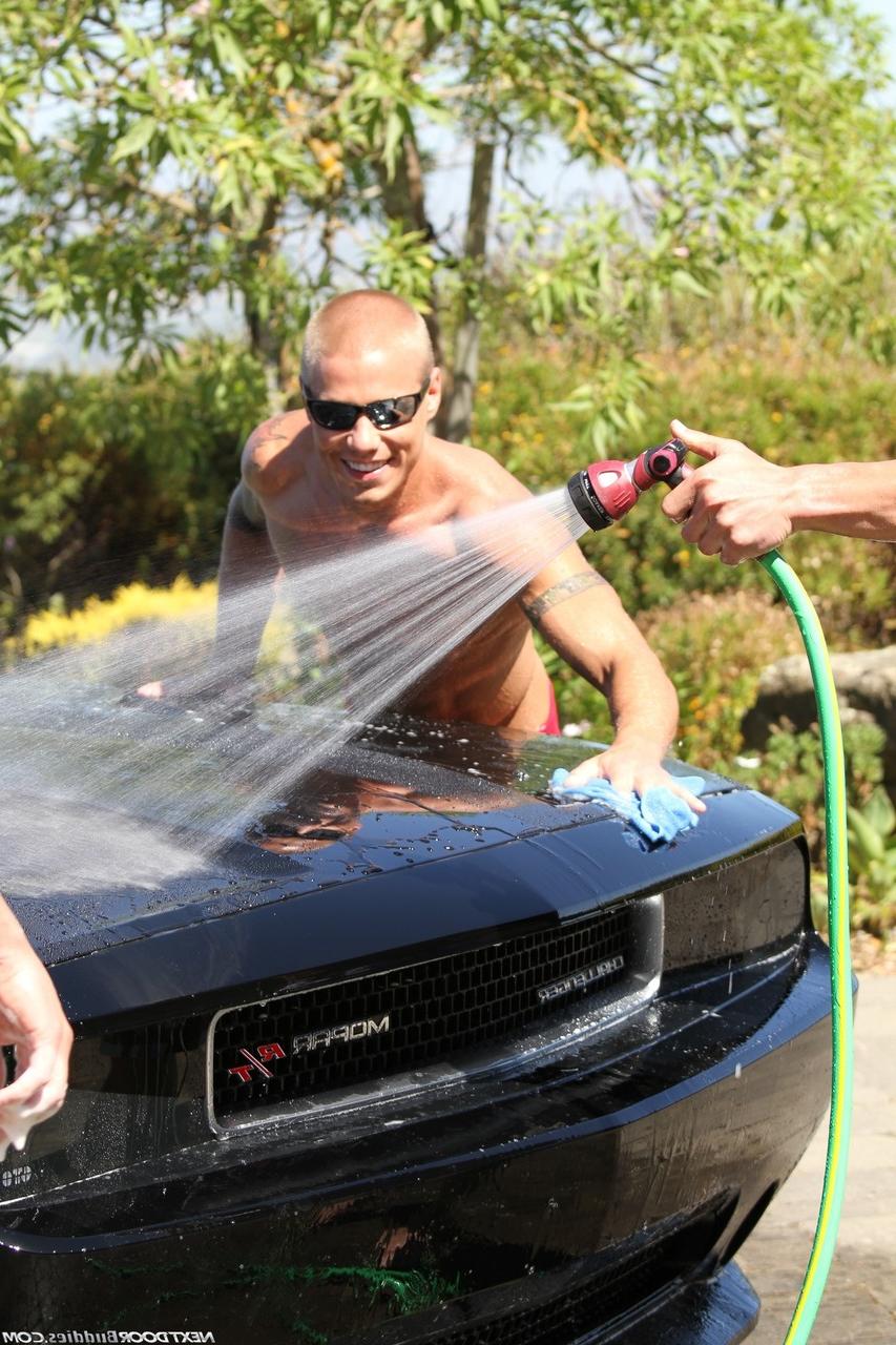 20P Des mecs gays musclés ont des relations sexuelles en groupe sauvages avec des garçons de lavage de voiture bien dotés
