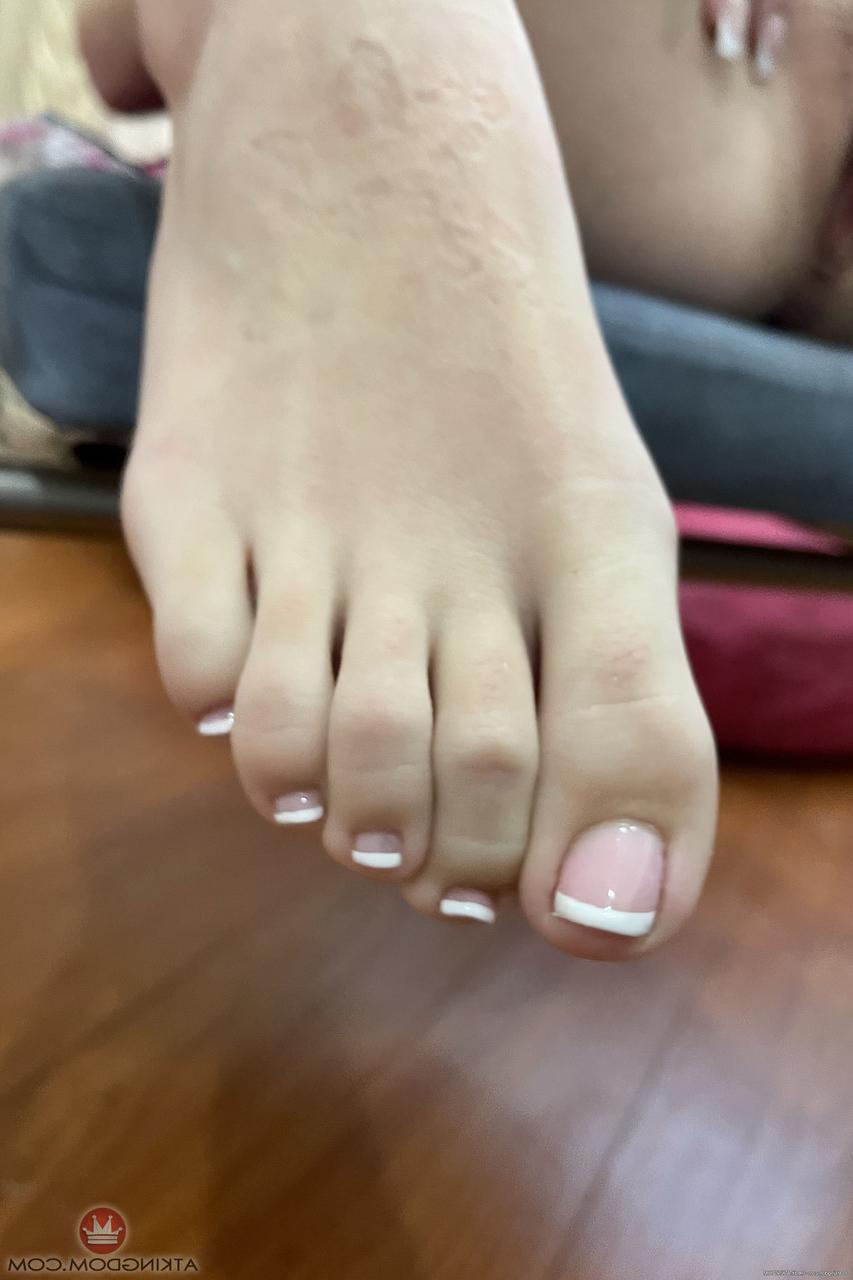 20P Adolescente magra exibindo seus lindos pés e buracos de perto em um solo