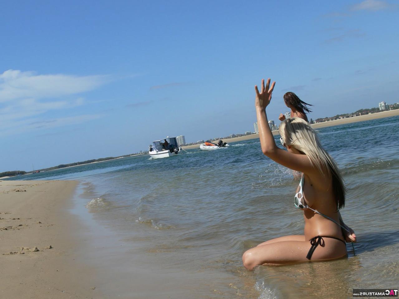 16P La blonde Aussie Jewel enlève son haut de bikini à la plage.