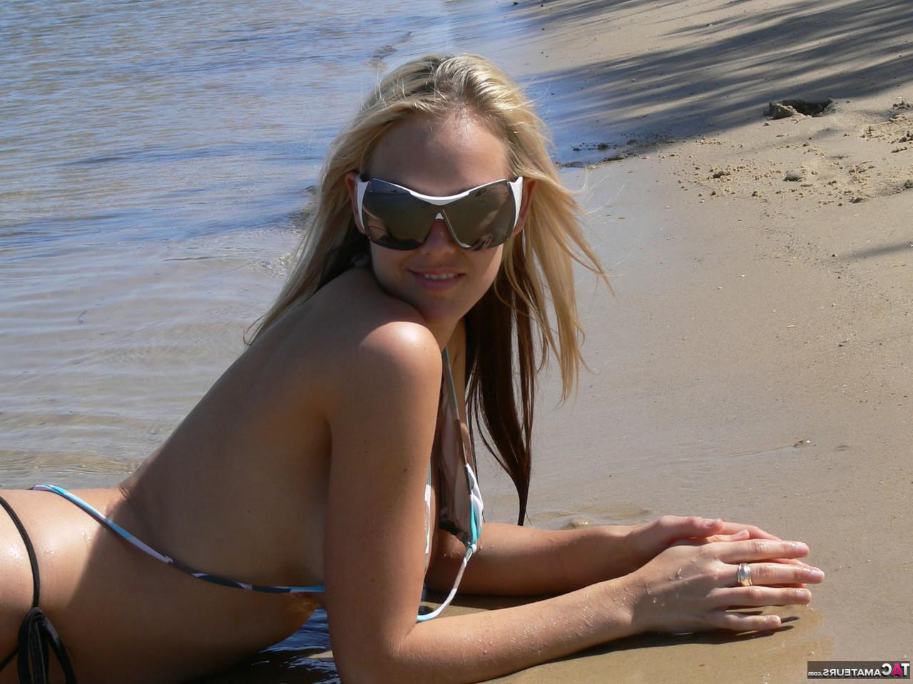 16P La blonde Aussie Jewel enlève son haut de bikini à la plage.