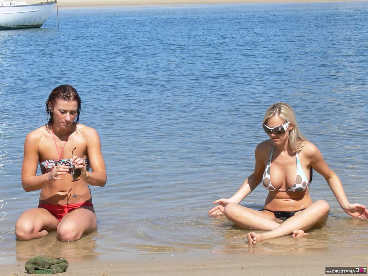 16P La blonde Aussie Jewel enlève son haut de bikini à la plage.
