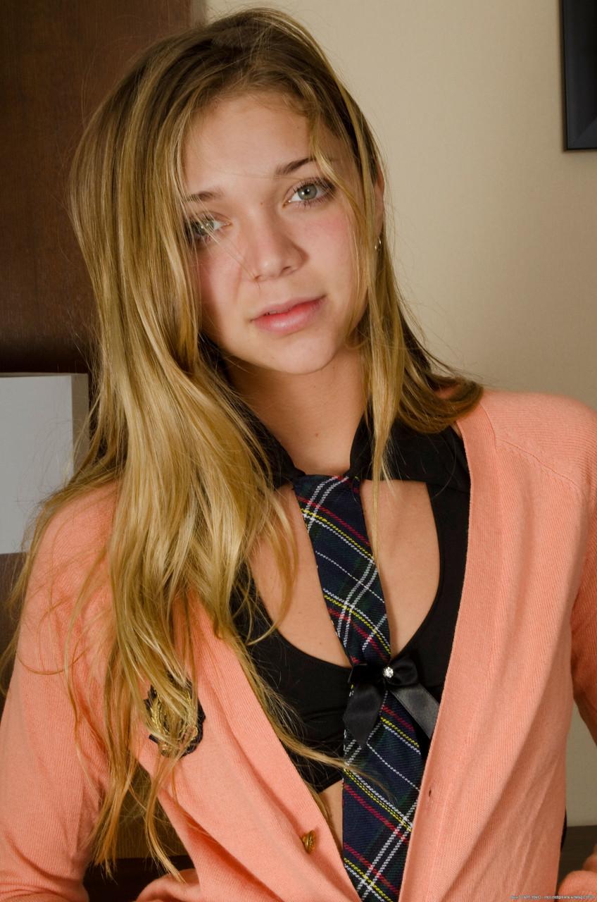 20P A linda amadora Jessie Andrews mostra seu lindo corpo esbelto e posa em um solo