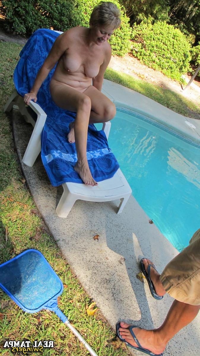 20P La nympho mature Tracy Lick à genoux fait une pipe sensuelle au bord de la piscine.