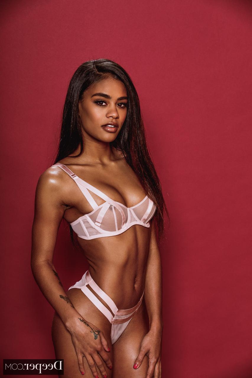 20P Adolescentes sexy de ébano sopram e fodem o pau de Manuel Ferrara em uma orgia interracial