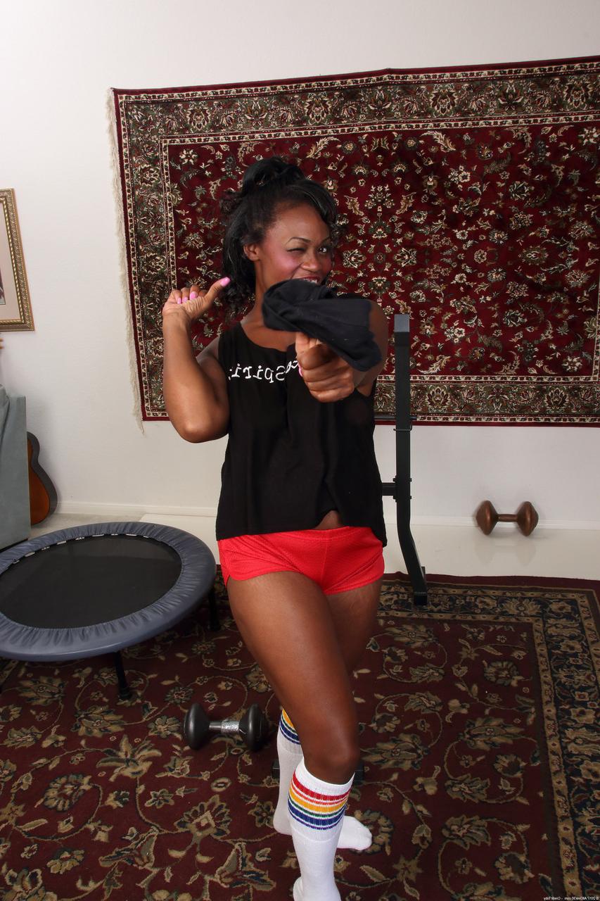 20P La milf noir Sunny enlève son short et écarte sa chatte rasée