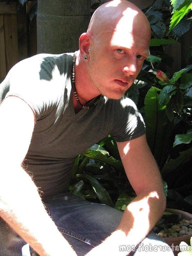 20P O amador gay careca Richard Head mostra seu corpo e sacode seu pau perfurado