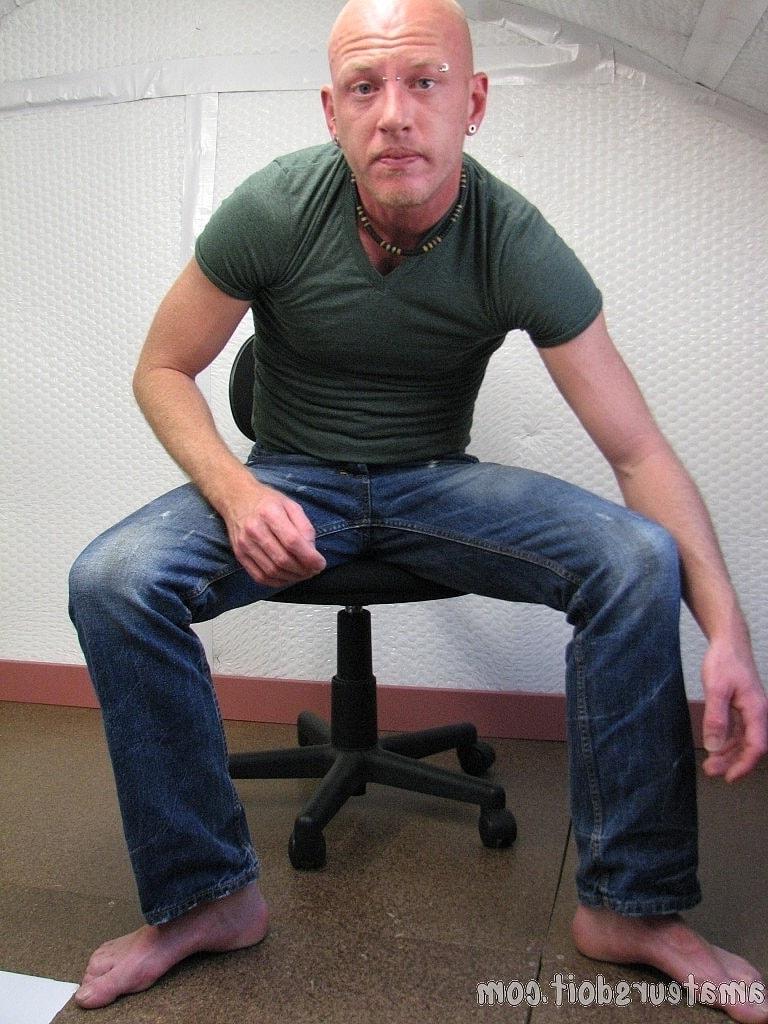 20P O amador gay careca Richard Head mostra seu corpo e sacode seu pau perfurado