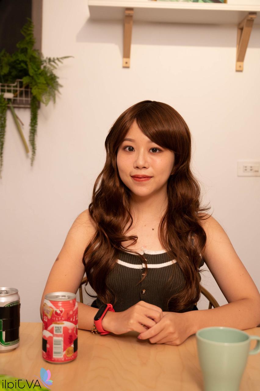 20P 美しいアジア人美女 Jiu Jiu がフェラをした後、騎乗位でセックスを楽しむ