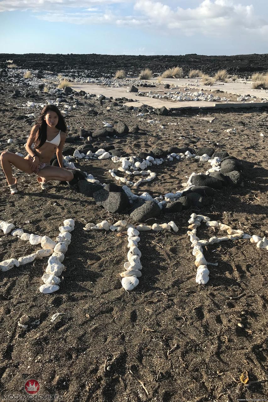 20P La pequeña asiática vina sky revela sus agujeros y posa en la playa