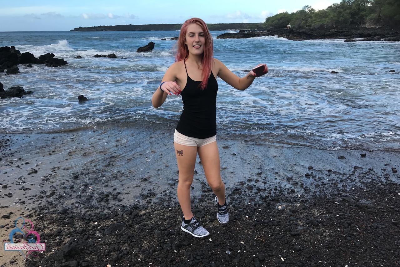 20P Petite American Nina Nirvana exibindo sua bunda grande e pés em sua compilação