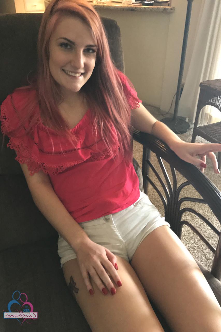 20P Petite American Nina Nirvana exibindo sua bunda grande e pés em sua compilação