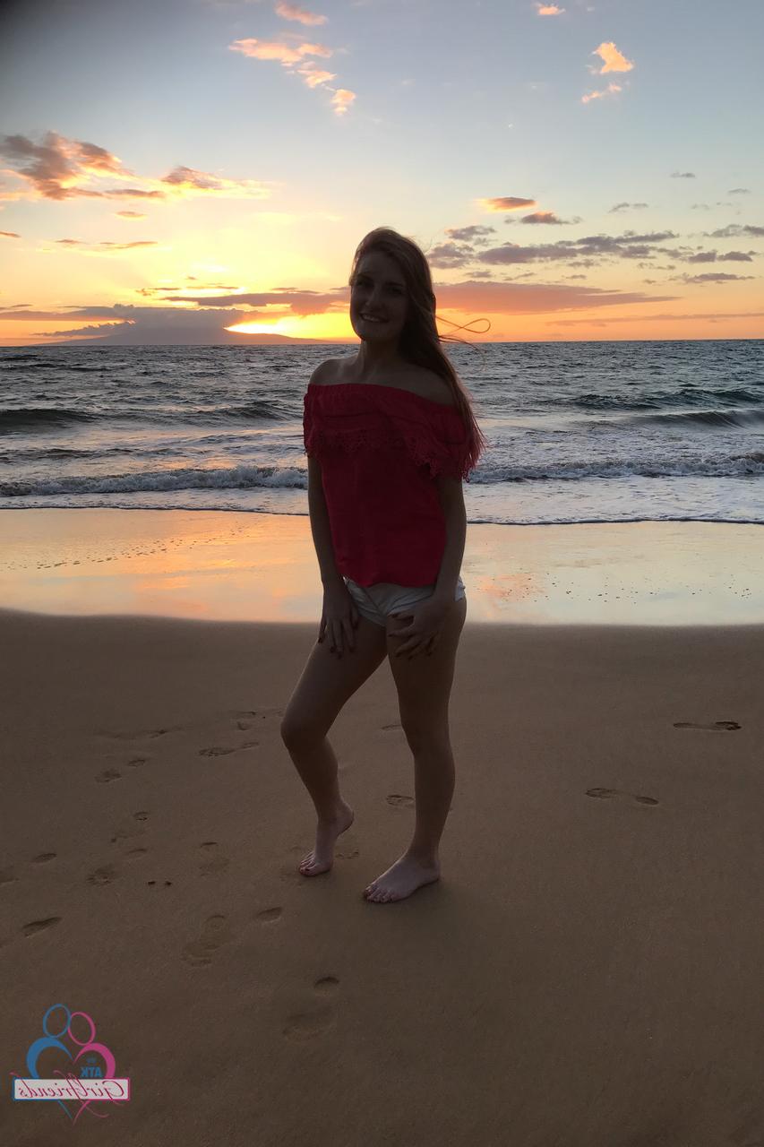 20P Petite American Nina Nirvana exibindo sua bunda grande e pés em sua compilação