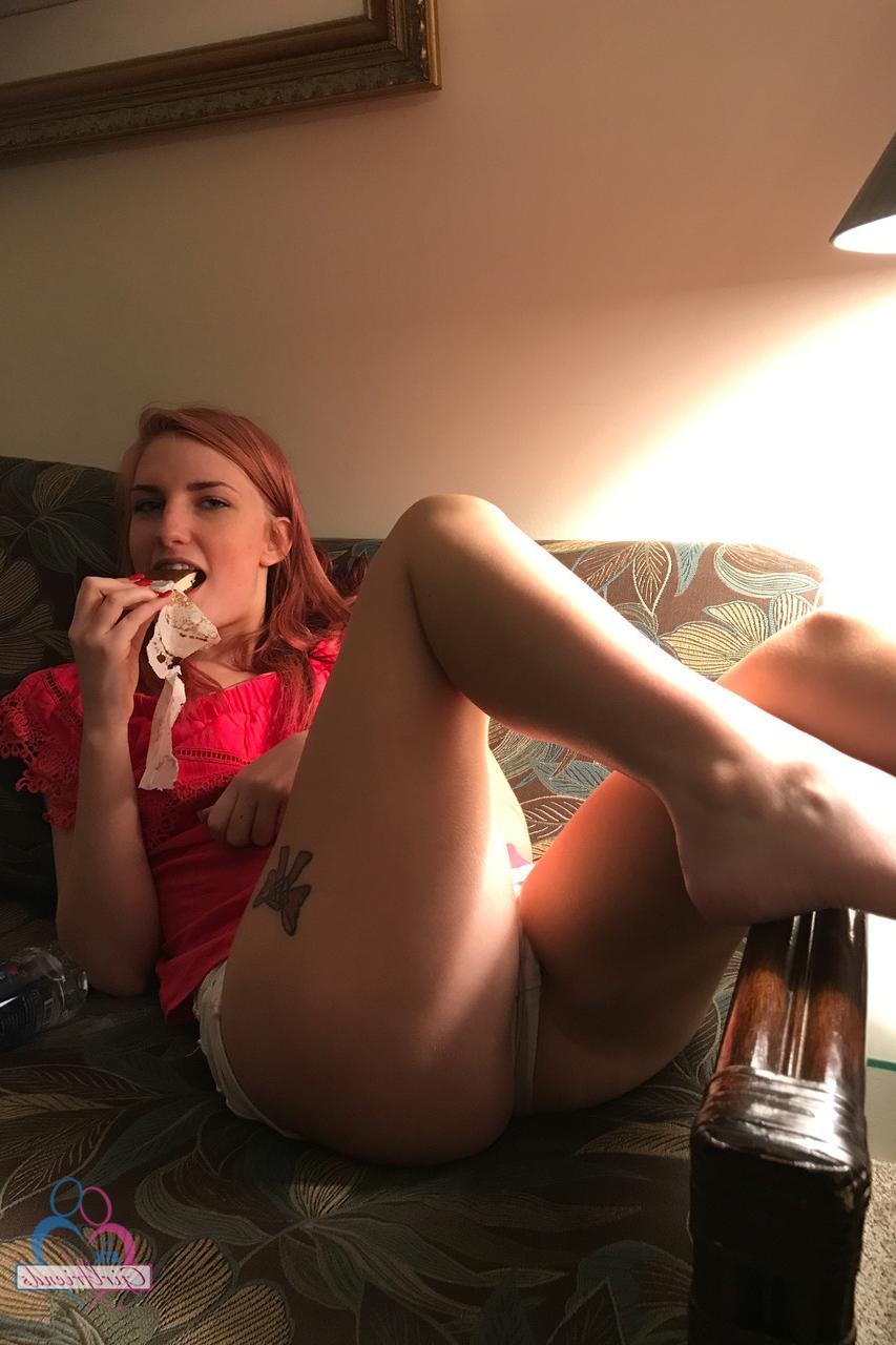 20P Petite American Nina Nirvana exibindo sua bunda grande e pés em sua compilação