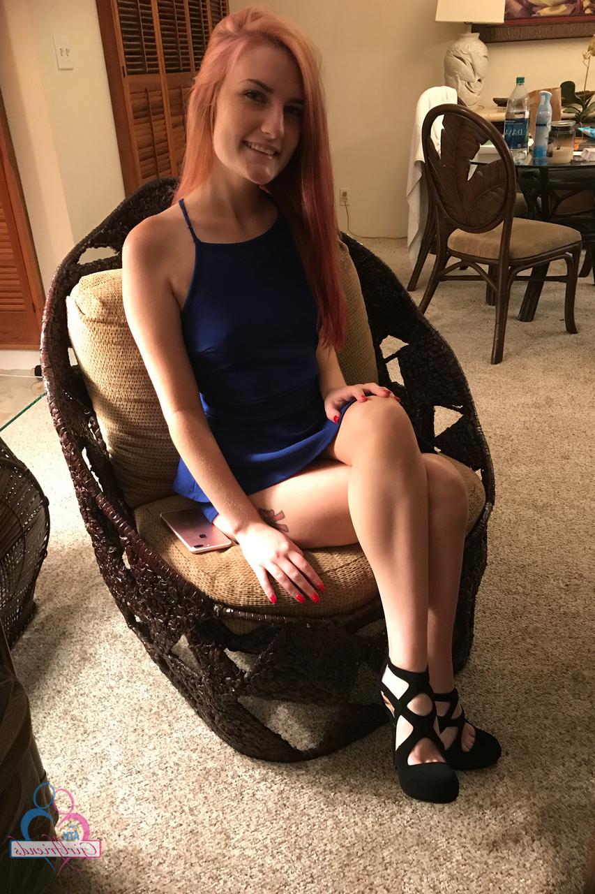 20P Petite American Nina Nirvana exibindo sua bunda grande e pés em sua compilação