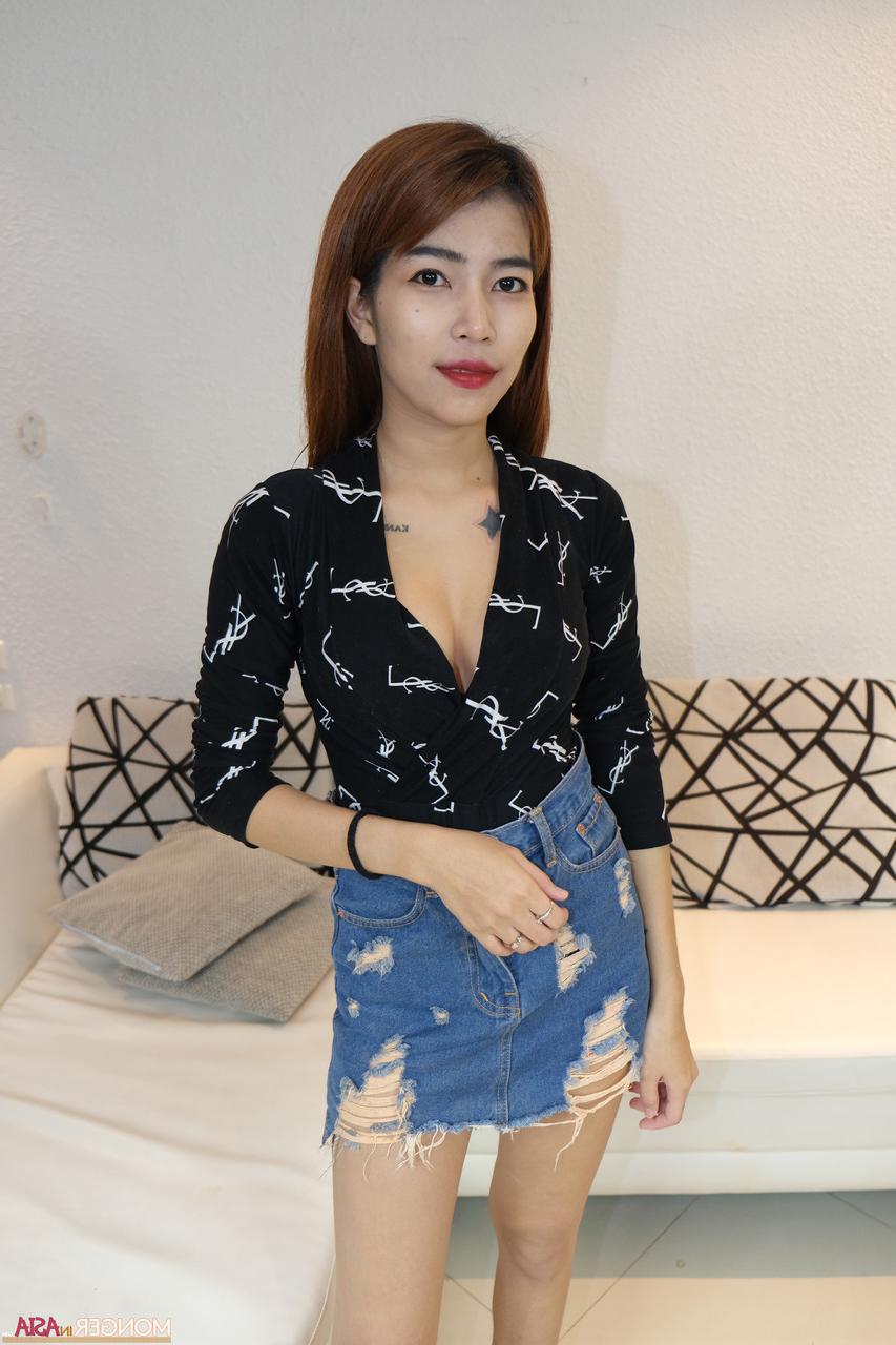 20P La esbelta asiática amateur Samai muestra sus pequeñas tetas, su culo redondo y su coño peludo